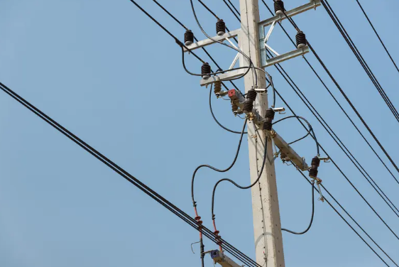 Análisis técnico integral de supresores de sobretensiones en líneas de transmisión